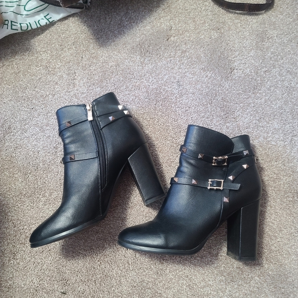 Heeled black boots with metal staffs